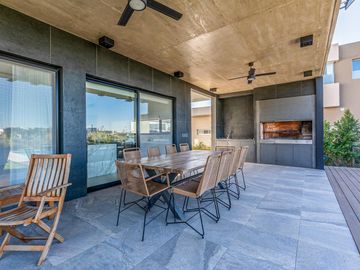 CASA - VENTA - 6 AMB - SUITES - COCHERA - JARDIN - PISCINA - BELEN DE ESCOBAR