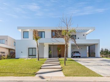 CASA - VENTA - 6 AMB - SUITES - COCHERA - JARDIN - PISCINA - BELEN DE ESCOBAR