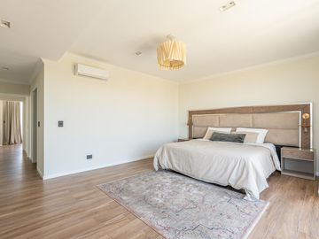 CASA - VENTA - 6 AMB - SUITES - COCHERA - JARDIN - PISCINA - BELEN DE ESCOBAR