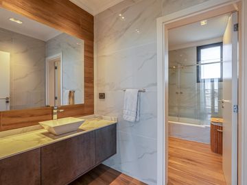 CASA - VENTA - 6 AMB - SUITES - COCHERA - JARDIN - PISCINA - BELEN DE ESCOBAR
