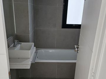 Dpto 3 amb a estrenar, 8° A, 88 m2 total, c/balcón al fte, Liniers.