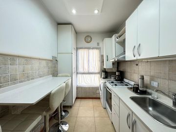 Departamento de tres ambientes con cochera cubierta y Baulera