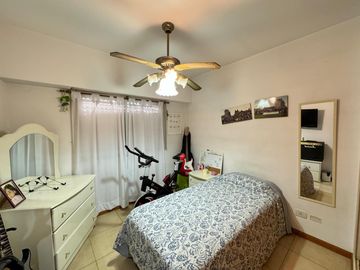 Departamento de tres ambientes con cochera cubierta y Baulera