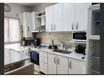 Departamento de tres ambientes con cochera cubierta y Baulera