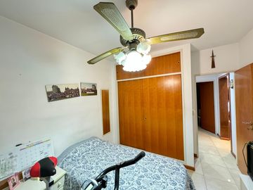 Departamento de tres ambientes con cochera cubierta y Baulera