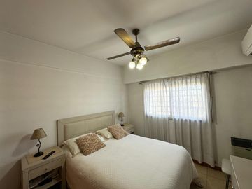 Departamento de tres ambientes con cochera cubierta y Baulera