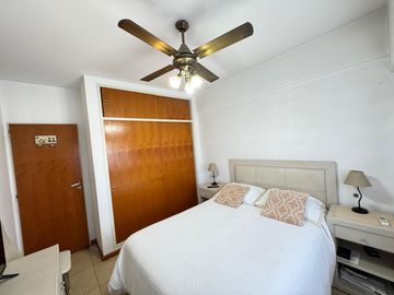 Departamento de tres ambientes con cochera cubierta y Baulera