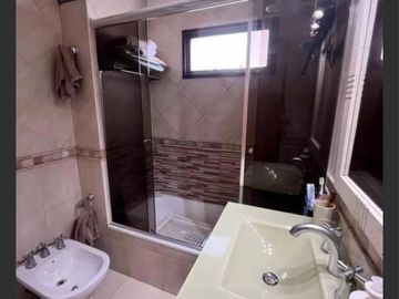 Departamento de tres ambientes con cochera cubierta y Baulera