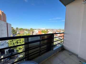 Departamento de tres ambientes con cochera cubierta y Baulera