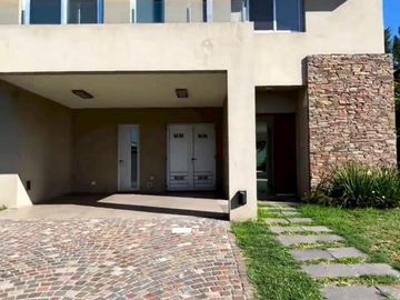 Casa 5amb con piscina - Barrio Privado Los Troncos