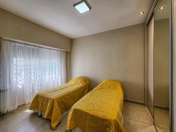 Casa de 3 dormitorios con cocheras, amplia galería y pileta