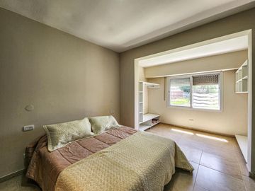 Casa de 3 dormitorios con cocheras, amplia galería y pileta