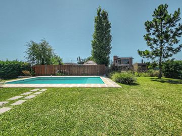Casa de 3 dormitorios con cocheras, amplia galería y pileta