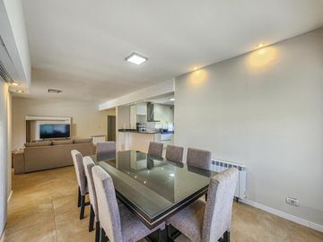 Casa de 3 dormitorios con cocheras, amplia galería y pileta