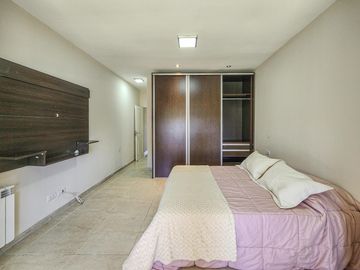 Casa de 3 dormitorios con cocheras, amplia galería y pileta