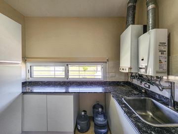 Casa de 3 dormitorios con cocheras, amplia galería y pileta
