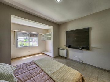 Casa de 3 dormitorios con cocheras, amplia galería y pileta