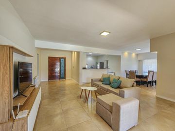Casa de 3 dormitorios con cocheras, amplia galería y pileta