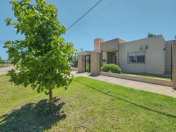 Casa de 3 dormitorios con cocheras, amplia galería y pileta