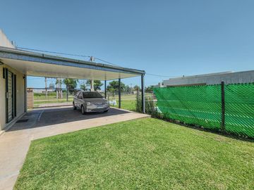 Casa de 3 dormitorios con cocheras, amplia galería y pileta