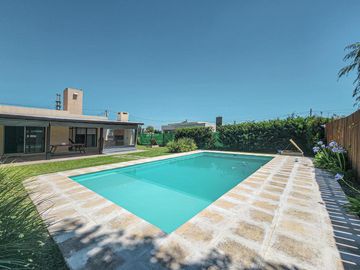 Casa de 3 dormitorios con cocheras, amplia galería y pileta
