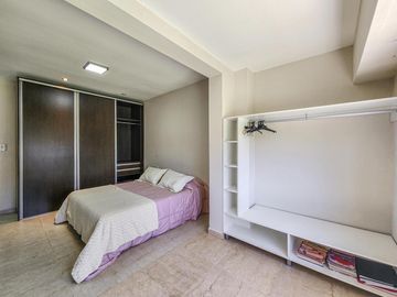 Casa de 3 dormitorios con cocheras, amplia galería y pileta