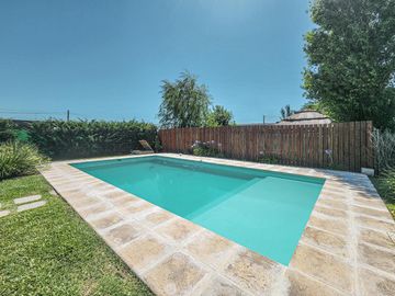 Casa de 3 dormitorios con cocheras, amplia galería y pileta