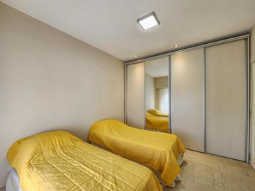 Casa de 3 dormitorios con cocheras, amplia galería y pileta