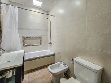 Casa de 3 dormitorios con cocheras, amplia galería y pileta