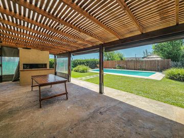 Casa de 3 dormitorios con cocheras, amplia galería y pileta