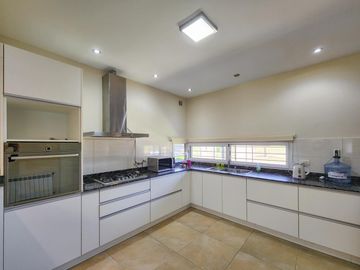 Casa de 3 dormitorios con cocheras, amplia galería y pileta