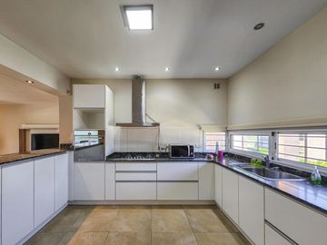 Casa de 3 dormitorios con cocheras, amplia galería y pileta