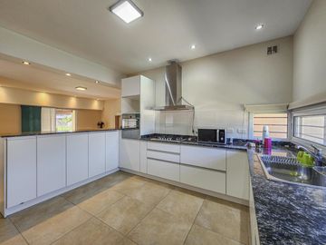 Casa de 3 dormitorios con cocheras, amplia galería y pileta