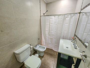 Casa de 3 dormitorios con cocheras, amplia galería y pileta