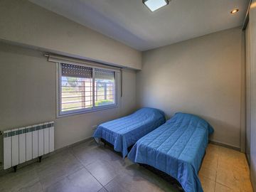 Casa de 3 dormitorios con cocheras, amplia galería y pileta