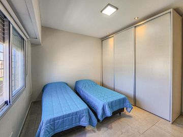 Casa de 3 dormitorios con cocheras, amplia galería y pileta