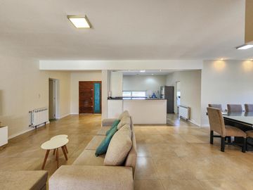 Casa de 3 dormitorios con cocheras, amplia galería y pileta
