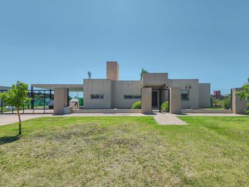 Casa de 3 dormitorios con cocheras, amplia galería y pileta