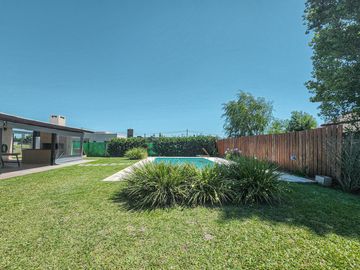 Casa de 3 dormitorios con cocheras, amplia galería y pileta