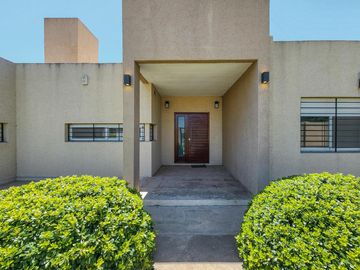 Casa de 3 dormitorios con cocheras, amplia galería y pileta