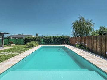 Casa de 3 dormitorios con cocheras, amplia galería y pileta