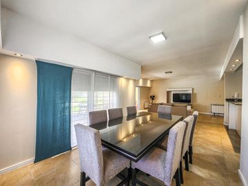 Casa de 3 dormitorios con cocheras, amplia galería y pileta