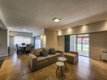 Casa de 3 dormitorios con cocheras, amplia galería y pileta