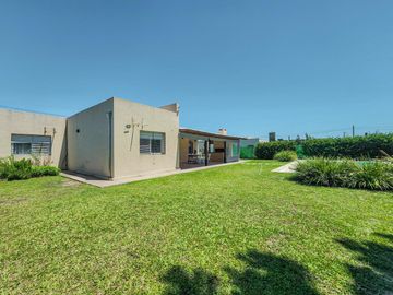 Casa de 3 dormitorios con cocheras, amplia galería y pileta