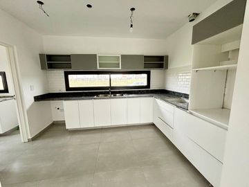VENTA CASA SAN SEBASTIAN AREA 1 COD 1260 - 4 AMBIENTES