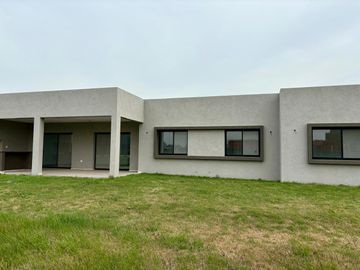 VENTA CASA SAN SEBASTIAN AREA 1 COD 1260 - 4 AMBIENTES