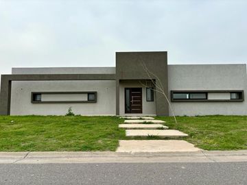 VENTA CASA SAN SEBASTIAN AREA 1 COD 1260 - 4 AMBIENTES