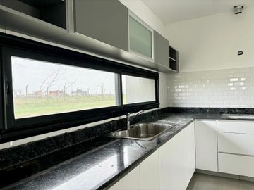 VENTA CASA SAN SEBASTIAN AREA 1 COD 1260 - 4 AMBIENTES