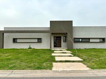 VENTA CASA SAN SEBASTIAN AREA 1 COD 1260 - 4 AMBIENTES