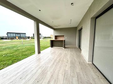 VENTA CASA SAN SEBASTIAN AREA 1 COD 1260 - 4 AMBIENTES